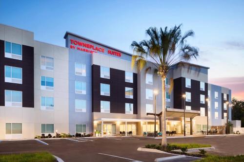 普兰特城TownePlace Suites by Marriott Plant City的一座建筑前有棕榈树的酒店