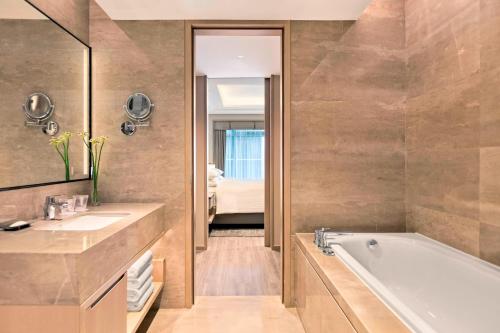 杭州杭州余杭万豪行政公寓的带浴缸和盥洗盆的浴室