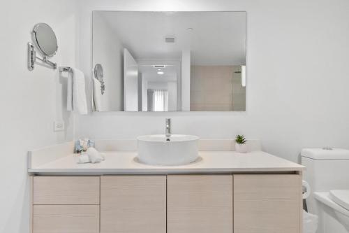 好莱坞Modern 2 bed at Beach Walk 17th floor Miami的白色的浴室设有水槽和镜子