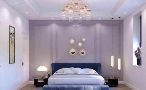 伊斯坦布尔lema Hotel的一间卧室配有蓝色的床和吊灯。