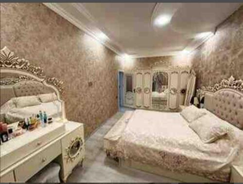 伊斯坦布尔lema Hotel的一间卧室配有一张床、一个梳妆台和一个盥洗盆