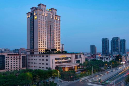 东莞东莞喜来登大酒店的一座高大的建筑,上面有时钟