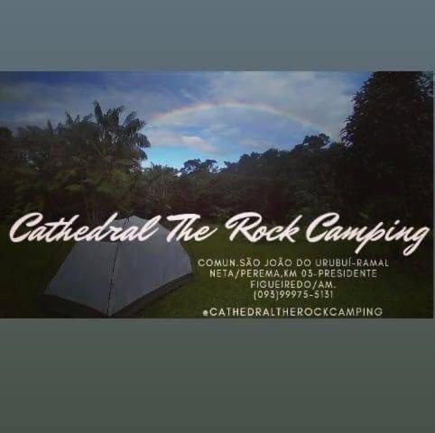 菲格雷多总统镇CATEDRAL THE ROCK CAMPING的树下的岩石露营地标