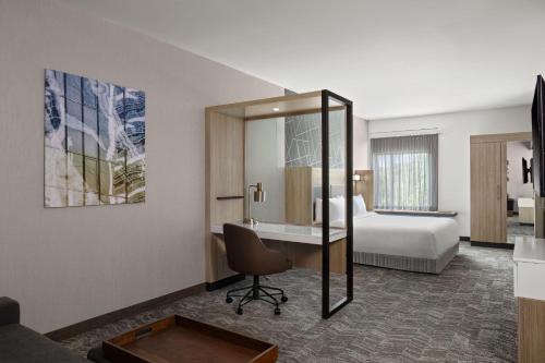波蒂奇SpringHill Suites by Marriott Kalamazoo Portage的配有一张床和一张书桌的酒店客房