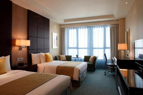 昆山昆山万怡酒店的酒店客房设有两张床和电视。