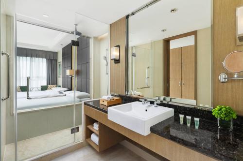 昆山昆山万怡酒店的一间带水槽、床和镜子的浴室