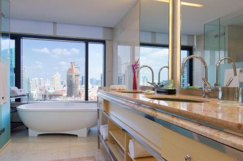 上海上海威斯汀大饭店的带浴缸的浴室和大窗户