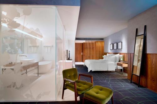 郑州郑州建业艾美酒店的一间酒店客房 - 带一张床和一间浴室