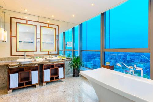 北京北京威斯汀酒店的一间带两个盥洗盆的浴室和一个大窗户