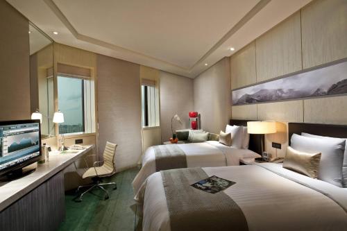 上海上海齐鲁万怡大酒店的酒店客房设有两张床和电视。