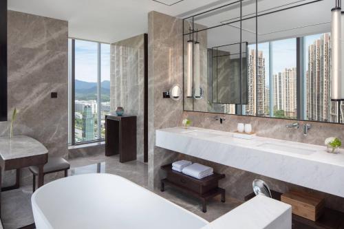 临安杭州临安万豪酒店的一间带大水槽和大镜子的浴室