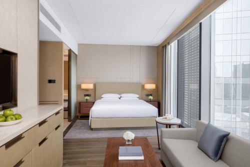 西安西安蓝海风万怡酒店的一间卧室设有一张床和一间客厅。