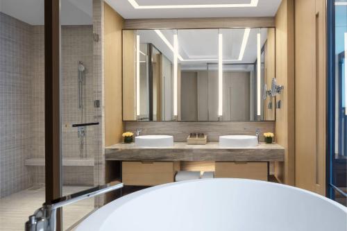 泰州泰州万怡酒店  的一间带两个盥洗盆和大镜子的浴室