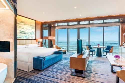 珠海珠海华发喜来登酒店的酒店客房设有一张床,享有海景。