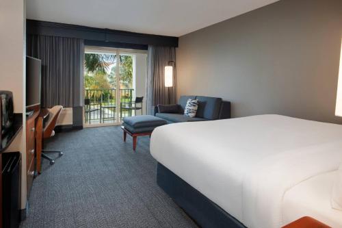 米拉玛劳德代尔堡西南米拉玛尔万怡酒店的配有一张床和一把椅子的酒店客房