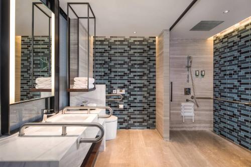 台州台州湾万枫酒店­­的一间带两个盥洗盆和淋浴的浴室