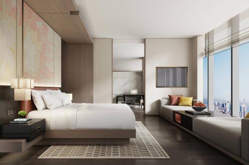 洛阳洛阳万怡酒店的酒店客房设有一张床、一张书桌和一台电视机。