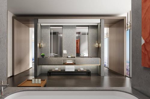 洛阳洛阳万怡酒店的一间带浴缸和大镜子的浴室