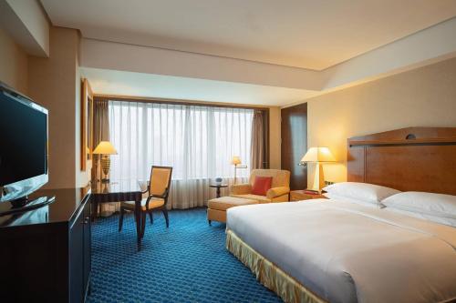 滨海新区天津万丽泰达酒店及会议中心的酒店客房设有一张大床和一台电视。
