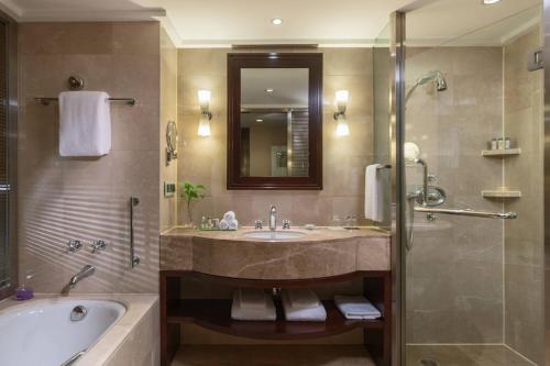滨海新区天津万丽泰达酒店及会议中心的带浴缸、水槽和淋浴的浴室