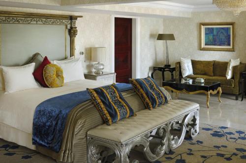开罗开罗万豪酒店及奥马尔海亚姆赌场的一间卧室配有一张特大号床和一张沙发
