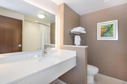 代顿Fairfield Inn & Suites by Marriott Dayton的一间带水槽和卫生间的浴室