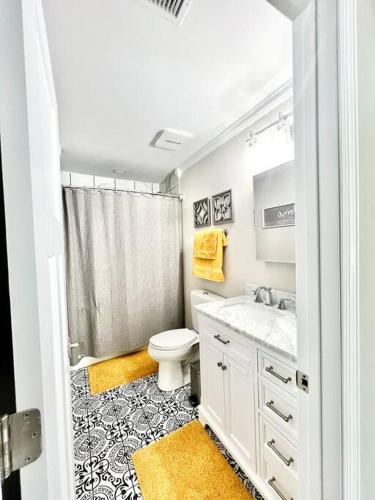 莱德森*The Gem* Stylish 2 Bedroom 1 Bathroom Newly Renovated的白色的浴室设有卫生间和淋浴。