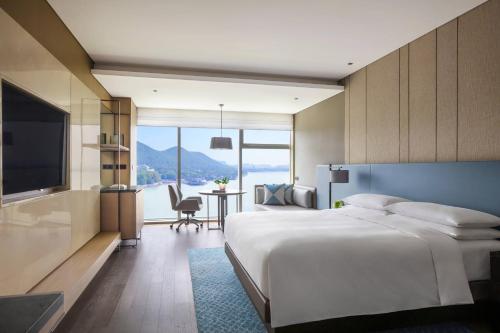 徐州徐州万豪酒店的一间酒店客房,设有一张大床和一个大窗户