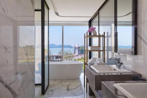 徐州徐州万豪酒店的带浴缸的浴室和大窗户
