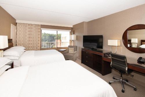罗基希尔落基山哈特福德万豪酒店的酒店客房设有两张床和电视。