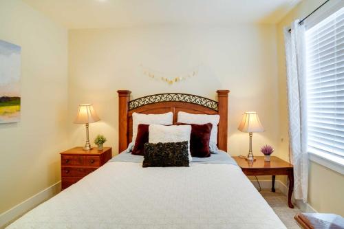 Saratoga SpringsContemporary Home with Grill Near Utah Lake!的一间卧室配有一张带2个床头柜的大床