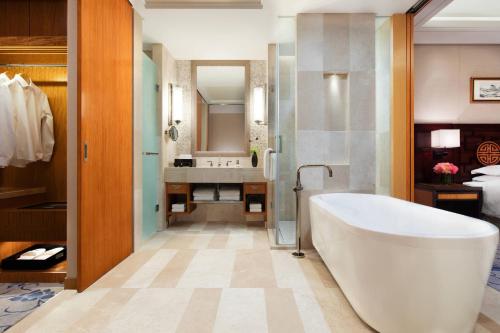 五台五台山万豪酒店的带浴缸和盥洗盆的浴室