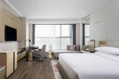 上海上海康桥万豪酒店的一间酒店客房,一间设有一张床和一张书桌