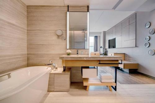 上海上海康桥万豪酒店的带浴缸、水槽和浴缸的浴室