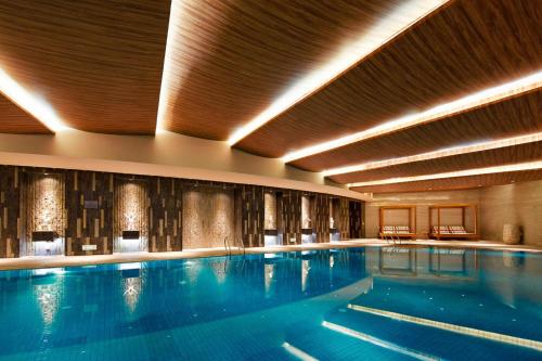 郑州郑州绿地JW万豪酒店的大型建筑中的大型游泳池