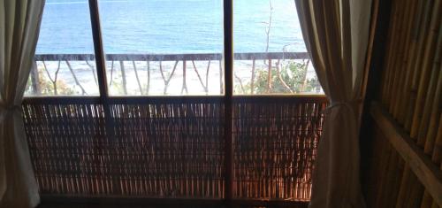 TanoPombero lodge的海滩景窗户