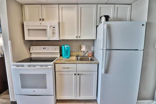 默特尔比奇Caravelle Resort的厨房配有白色家电和白色冰箱
