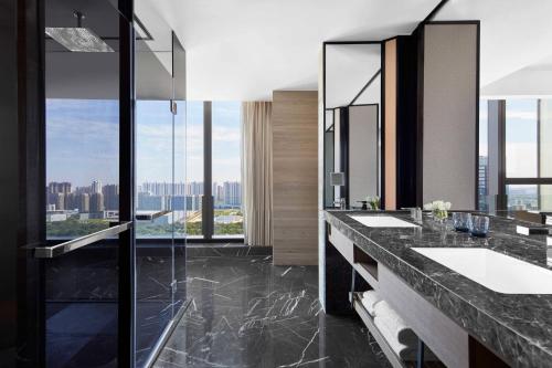 Jiangning南京景枫万豪酒店的一间带两个盥洗盆的浴室和一个大窗户