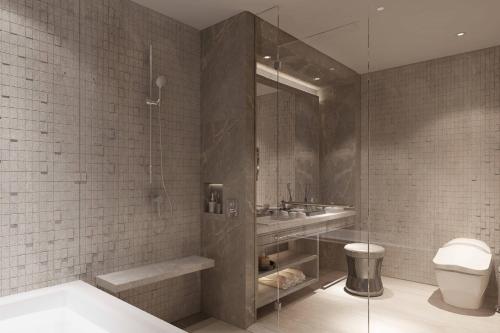 上海上海金桥红枫万豪酒店 的带浴缸、盥洗盆和卫生间的浴室