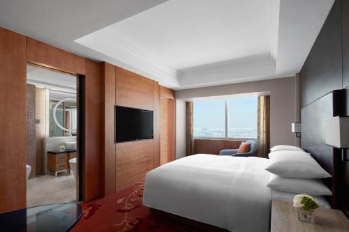 苏州苏州万豪酒店的酒店客房设有一张大床和一台电视。