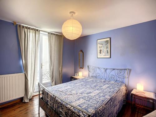 拉马卢莱班Maison Lamalou-les-Bains, 4 pièces, 6 personnes - FR-1-451-45的一间卧室设有一张床和蓝色的墙壁
