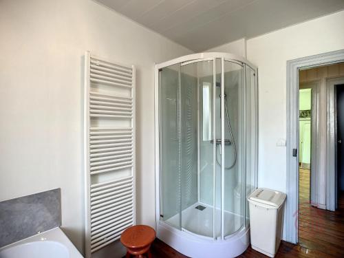 拉马卢莱班Maison Lamalou-les-Bains, 4 pièces, 6 personnes - FR-1-451-45的带淋浴和盥洗盆的浴室