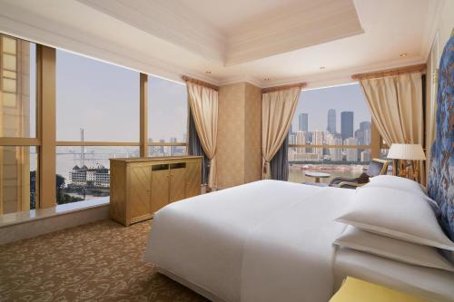 重庆重庆喜来登大酒店的酒店客房设有一张床和一个大窗户