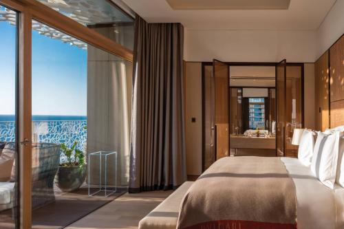 迪拜迪拜宝格丽度假村的一间卧室设有一张大床和一个大窗户