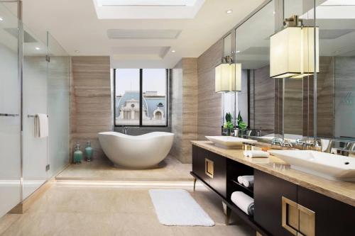 上海上海苏宁环球万怡酒店的一间带两个盥洗盆和大浴缸的浴室