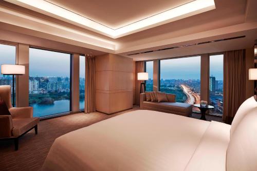 上海上海宝华万豪酒店的酒店客房设有一张大床和大窗户