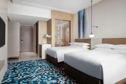 上海上海紫竹万怡酒店    的酒店客房设有两张床和电视。