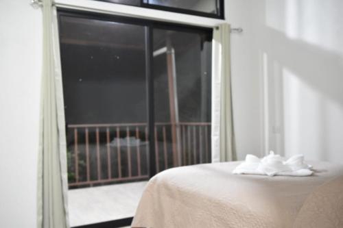 AbangaritosVilla Serena Monteverde的客房设有床和大窗户。