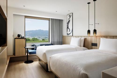 UkihaFairfield by Marriott Fukuoka Ukiha的酒店客房设有两张床和窗户。