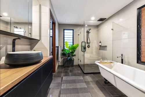 Stuart ParkLush Tropical Paradise Home - Darwin City的一间带大浴缸和水槽的浴室